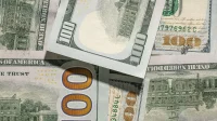 Tumpukan uang kertas dolar AS pecahan 100 berserakan