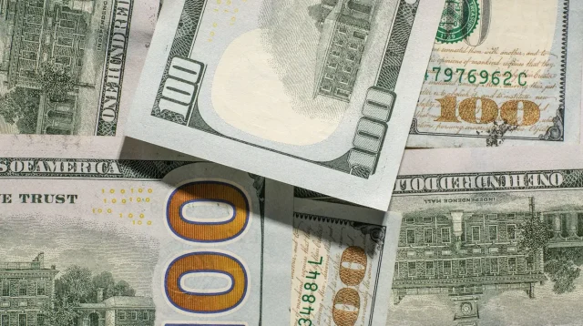 Tumpukan uang kertas dolar AS pecahan 100 berserakan