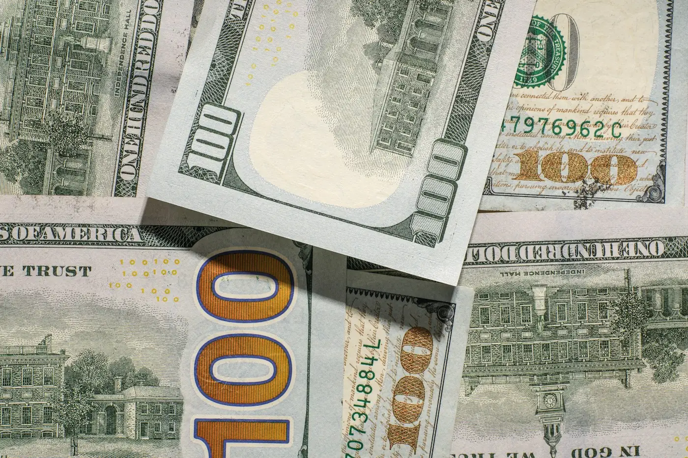 Tumpukan uang kertas dolar AS pecahan 100 berserakan