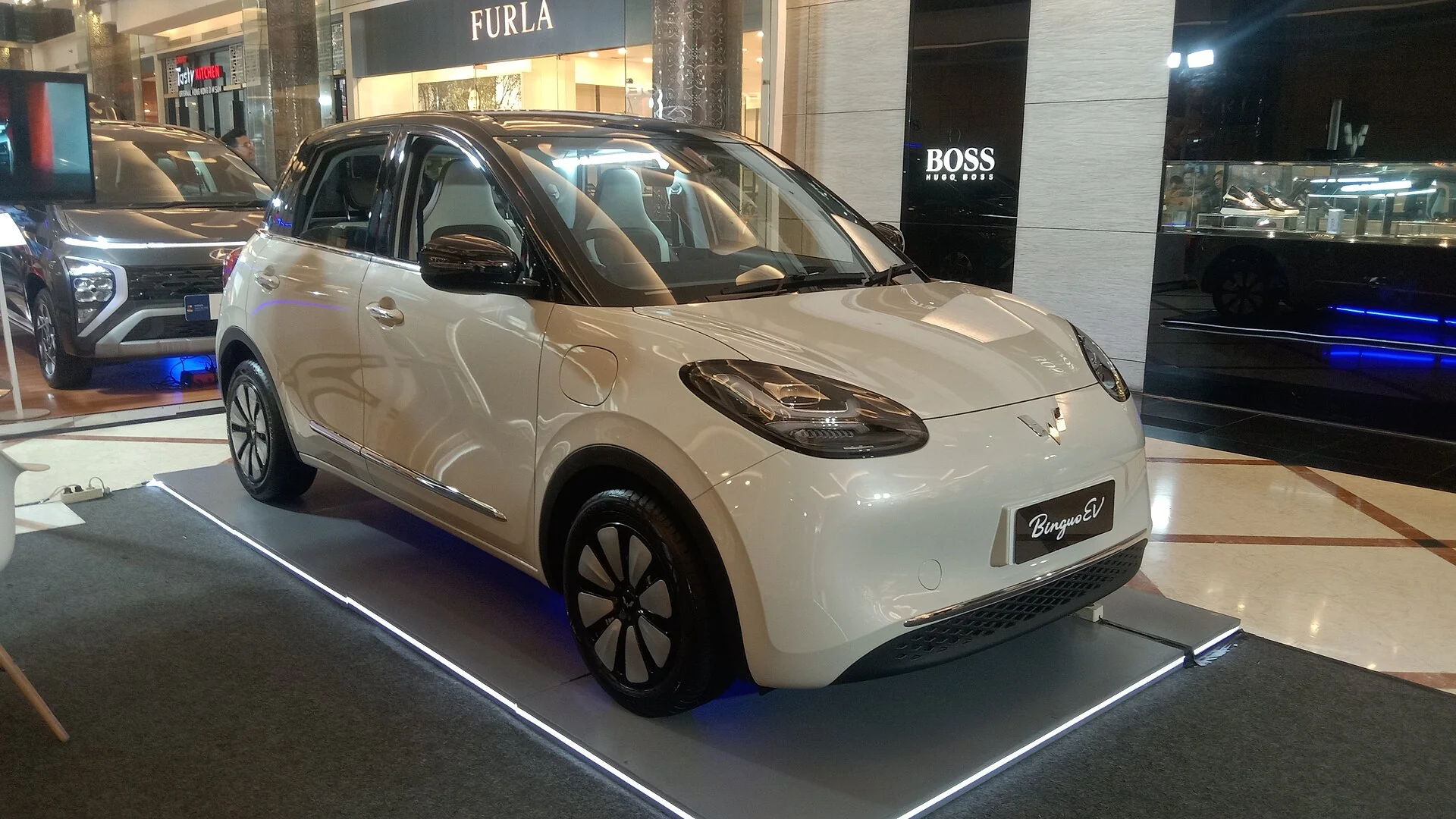 Wuling BinguoEV putih dipamerkan di mal